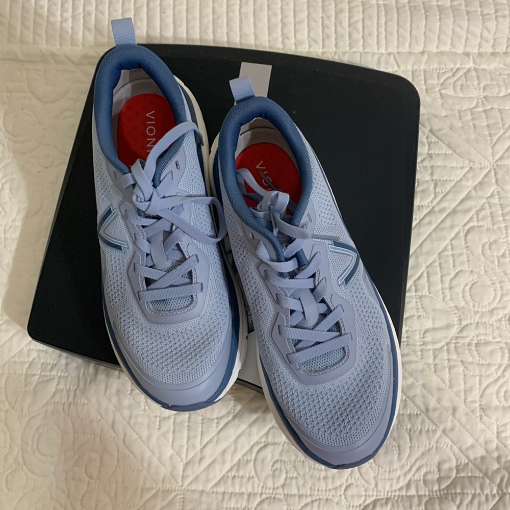 Bionic walk Max water Repellent sneaker women size 9